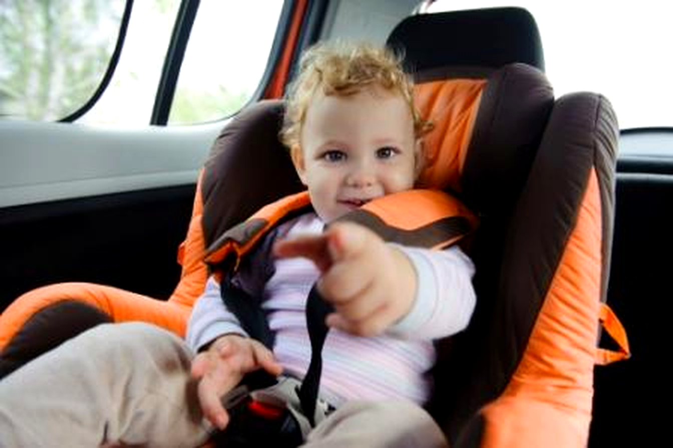 Child travelling in a safety seat